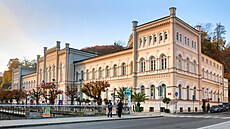 D�íve Lázn� III, dnes láze�ský hotel Windsor. Historický objekt v sousedství...