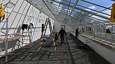 Skleník zámku Vale� odborníci znovu sestaví do p�vodní podoby do konce týdne....