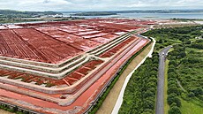 Nádr�e na skladování bauxitového odpadu v Aughinish Alumina v ústí �eky...