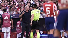 Trenér Realu Madrid José Mourinho diskutuje s rozhod�ím b�hem zápasu s...
