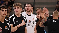 Plze�tí basketbalisté nastupují k zápasu.