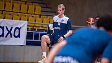 David Moty�ka z Ostravy se rozcvi�uje.