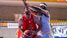 Kamil �vrdlík z Pardubic u mí�e v zápase s Olomouckem, brání ho Ethan Garita.