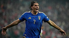 Italský fotbalista Pio Esposito slaví gól.