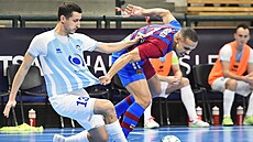 Michal Holý (vlevo) je�t� coby hrá� Plzn� v duelu s Barcelonou.