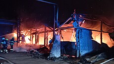 Hasi�i zasahovali u po�áru ve hradeckých Svobodných Dvorech, ho�ela hala s...