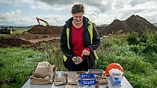 Archeolo�ka z Archeologického centra Olomouc Michaela Barto� Dvo�áková ukazuje...