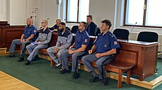 Tomá� Hule� a David Goroly (zleva) u Krajského soudu v Plzni (22. zá�í 2026)