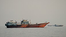 Lod� v Hormuzském pr�livu u ománského pob�e�í na snímku z 23. zá�í 2026