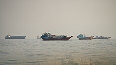 Lod� v Hormuzském pr�livu u ománského pob�e�í na snímku z 23. zá�í 2026