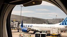 Letadlo spole�nosti United Airlines na leti�ti v Newarku 13. �ervence 2026