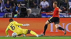 Kevin De Bruyne v dresu belgické reprezentace posílá mí� vedle gólmana Francie...