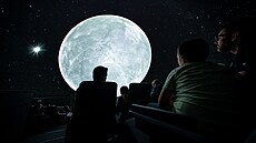 Planetárium Praha se py�ní nejv�t�í projek�ní plochou v republice. Kupole o...