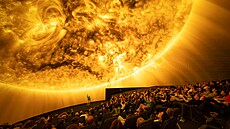 Planetárium Praha se py�ní nejv�t�í projek�ní plochou v republice. Kupole o...