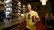 Jan Vlachynský stojí za uskupením Lidi z Baru a podniky, mezi n� pat�í...