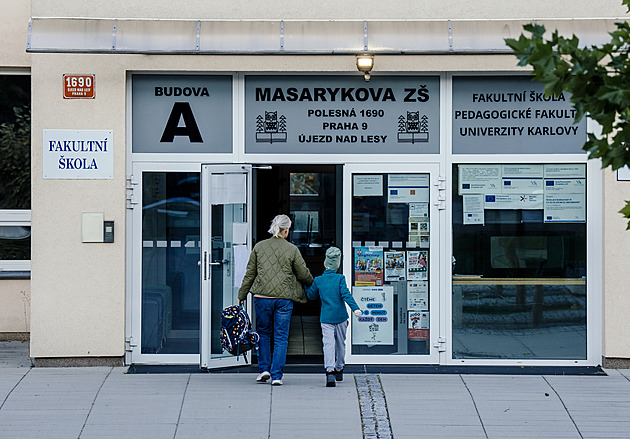 Školáci se po nákaze vrací do lavic. Nečekané volno se jim líbilo, rodičům už méně
