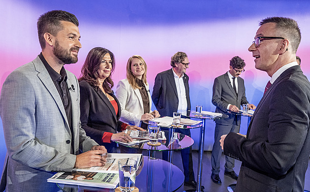 MHD zdarma i konec chaosu v dopravě. Lídři na primátora Prahy se střetli v Superdebatě