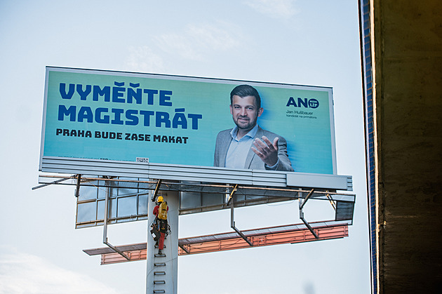 Greenpeace svým billboardem kritizovala Motoristy. Zelení džihádisté, reagoval Macinka