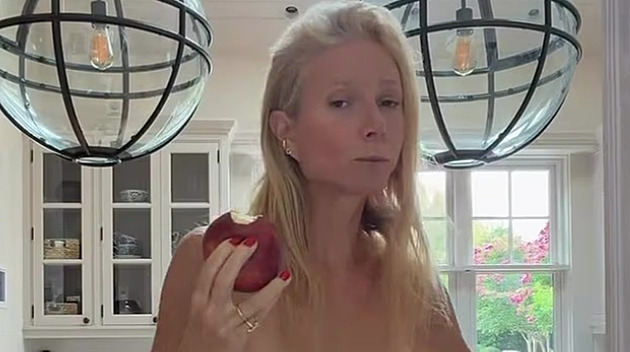 Gwyneth Paltrowová se zase svlékla. Polonahá herečka propaguje své svetry