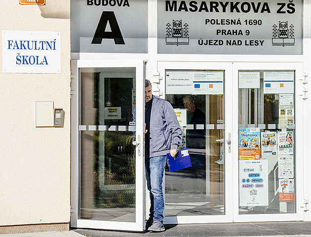 Nedostatky byly v jídelně i před epidemií, říká ředitel. Obnova důvěry potrvá týdny