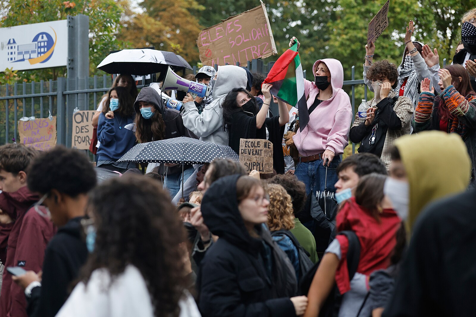 Studentské protesty ve Francii si vyžádaly stovky zadržených, zranilo se 83 policistů