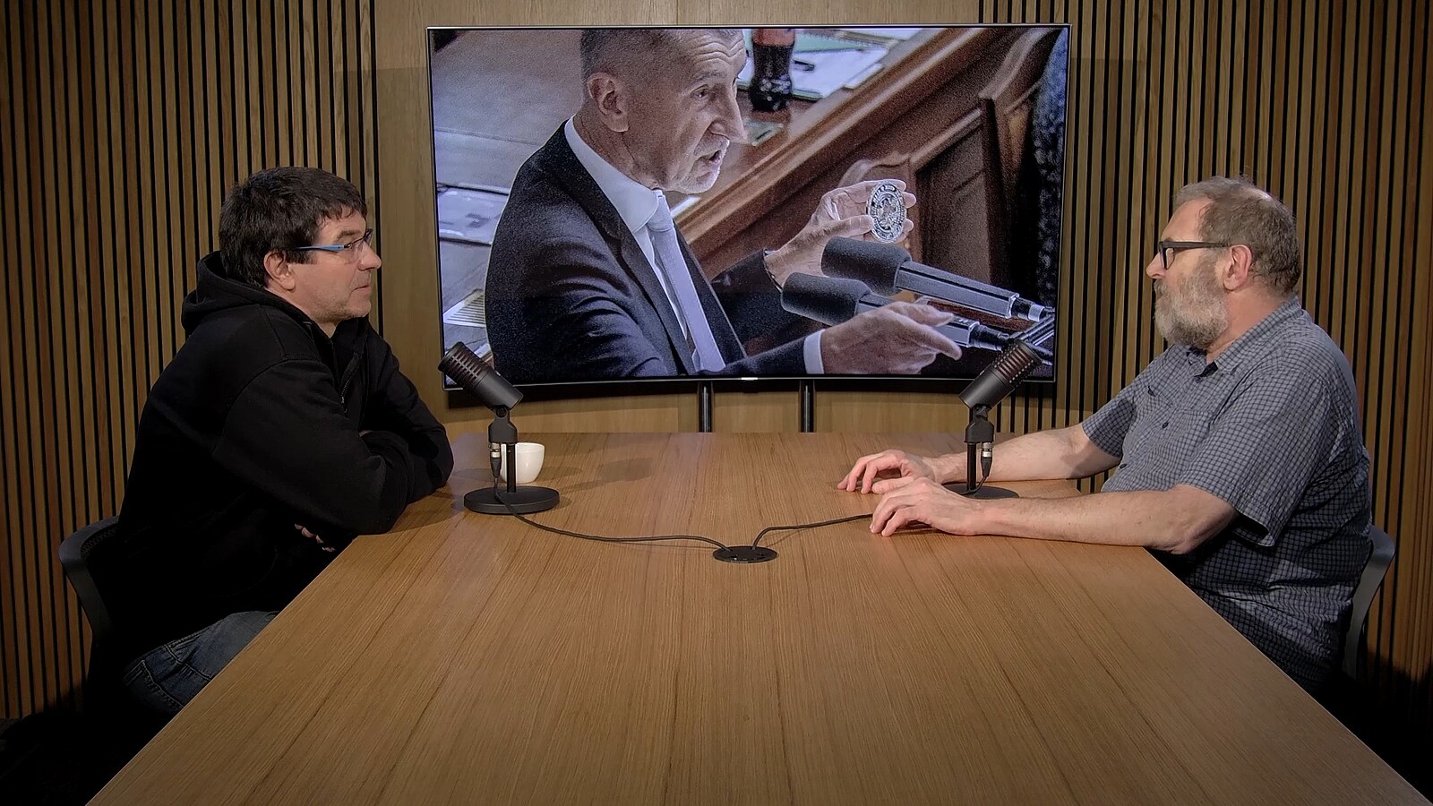 Staří bílí muži: Odvolání vlády jako politické divadlo. Co by potom opozice vlastně dělala?