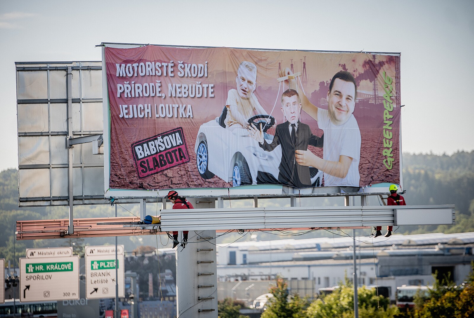 Greenpeace svým billboardem kritizovala Motoristy. Zelení džihádisté, reagoval Macinka