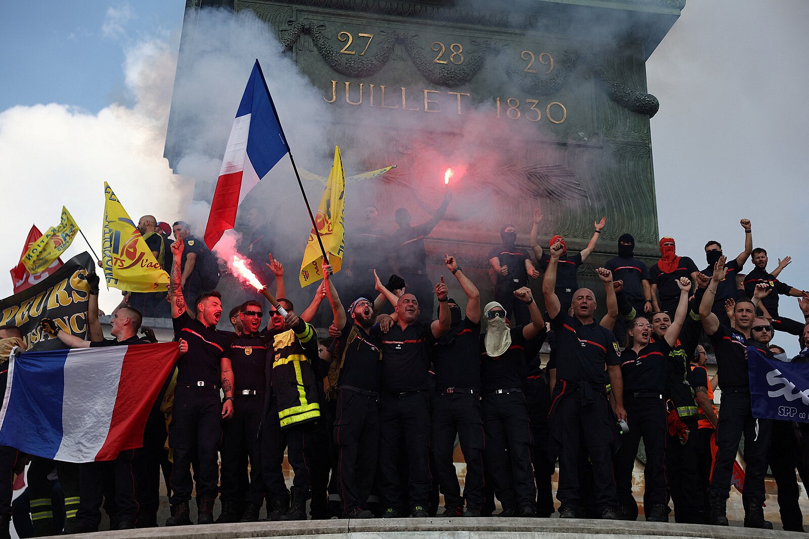 Kvůli protestům středoškoláků bude v pondělí zavřeno až 500 škol ve Francii