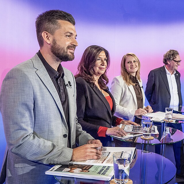 Superdebata kandid�t� na pra�sk�ho prim�tora. Na sn�mku Jan Hu�bauer (ANO) a moder�tor Vladim�r Vok�l. (30. z��� 2026)