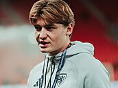 �erstvý �eský reprezentant Ryan Naderi p�ed zápasem s Anglií.