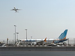 Letoun spole�nosti flydubai na leti�ti v Dubaji (30. zá� 2026)