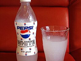 Japonská Pepsi White spojovala colový nápoj s p�íchutí jogurtu a m�la sv�tlou,...