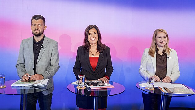 Superdebata kandid�t� na pra�sk�ho prim�tora. Na sn�mku Jan Hu�bauer (ANO), Kl�ra Sovov� (Motorist� sob�), Tereza Nislerov� (�esk� pir�tsk� strana). (30. z��� 2026)