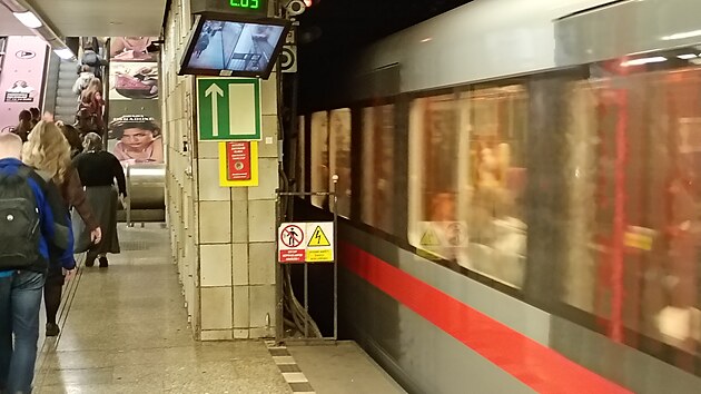 Tla��tko nouzov�ho zastaven� ve stanici metra C Florenc