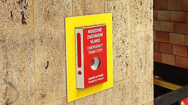 Tla��tko ve stanice metra C Opatov