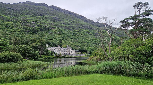 Kylemore Abbey le�í u jezera Pollacapall Lough a jeho neogotická silueta je...