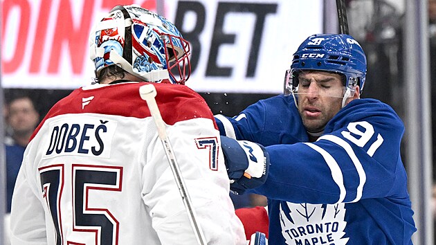 John Tavares (91) z Toronta str�il do montrealsk�ho g�lmana Jakuba Dobe�e (75).