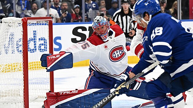 Jakub Dobe� (75) z Montreal Canadiens sk��e po puku v duelu s Toronto Maple Leafs, st��l� William Nylander (88).