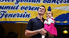 Jan Veselý s dcerou sleduje pod�kování, které mu nachystalo Fenerbahce.