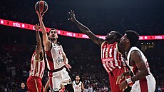 Tomá� Satoranský z Hapoelu Tel Aviv zakon�uje v euroligovém utkání s Crvenou...