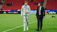 �erstvý �eský reprezentant Ryan Naderi (vlevo) spole�n� s místop�edsedou...