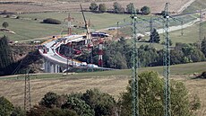 Stavební ruch na obchvatu Brtnice. Stavba�i nyní z posuvných vozík� betonují...