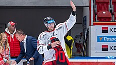 Luká� Klimek p�i svém 900. zápase v hokejové extralize.