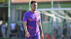 Úto�ník Bohemians Ladislav Krobot v utkání se Vsetínem.