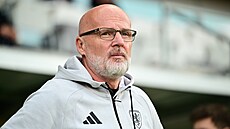 Trenér �eské jednadvacítky Michal Bílek sleduje utkání s Bulharskem.