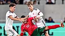 Alexandr Bu�ek a Mikulá� Kone�ný pacifikují Nikolu Iljeva.