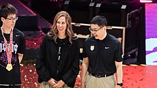 Prezident �ínské basketbalové asociace Kuo �en-ming a Cathy Sparksová,...