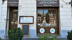Vchod do restaurace Come na Vorta na ulici Via Florida v �ím�. Nechybí typická...