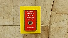 Tla�ítko nouzového zastavení ve stanici metra B And�l