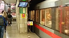 Tla�ítko nouzového zastavení ve stanici metra C Florenc